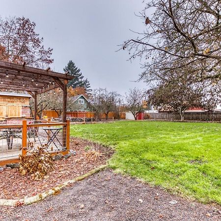 Cozy Coleman St. Cottage Bethel エクステリア 写真
